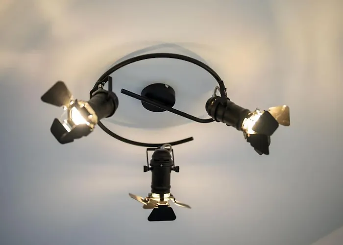 Stylish Cozy With Fireplace شقة